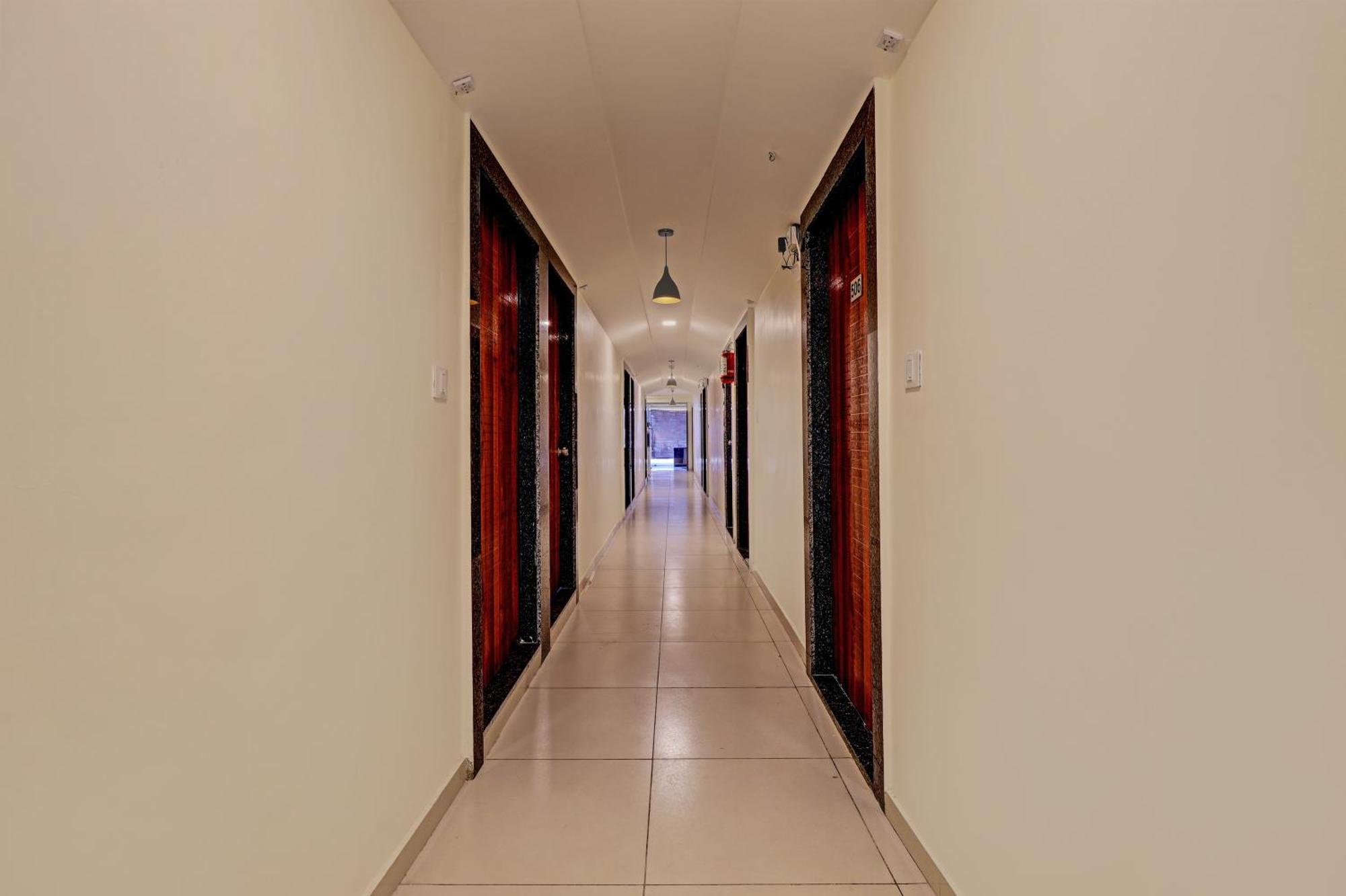 Hotel O Alexa Ahmedabad Bagian luar foto